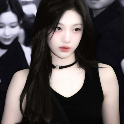 伦敦下雪那晚，那只逃走的波斯猫又回到了我的家，壁炉燃起的火焰疯长，落地钟的声响在回荡，热腾腾的红茶浸入我的身体，我们在酸涩的春天重逢。