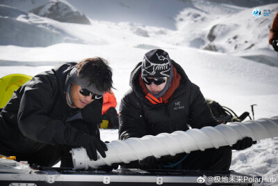 极地未来PolarHub：
冰川是地球的记忆，冰芯镌刻着气候演变的密码！今天是#321世界冰川日#，冰川保护行动先锋@UNIQ-王一博 科学探险家、极地未来创始人@温旭PolarWen  @虎姣佼-极地未来 等优秀青年深入西藏仁龙巴冰…