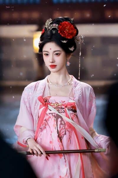 云想衣裳花想容，唯有牡丹真国色