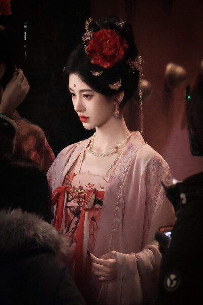 云想衣裳花想容，唯有牡丹真国色