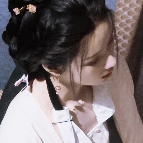 坠雪梨花细