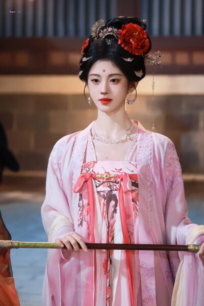 云想衣裳花想容，唯有牡丹真国色