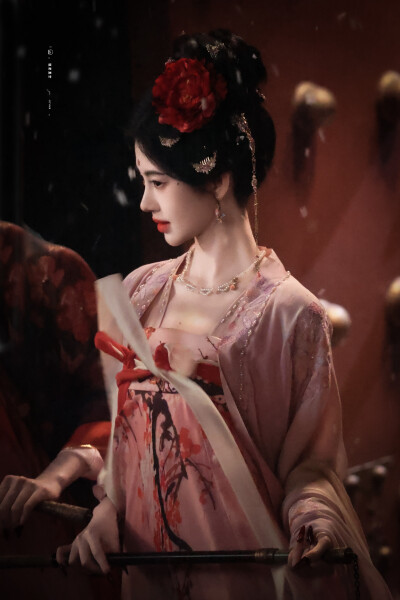 云想衣裳花想容，唯有牡丹真国色