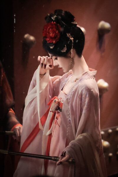 云想衣裳花想容，唯有牡丹真国色