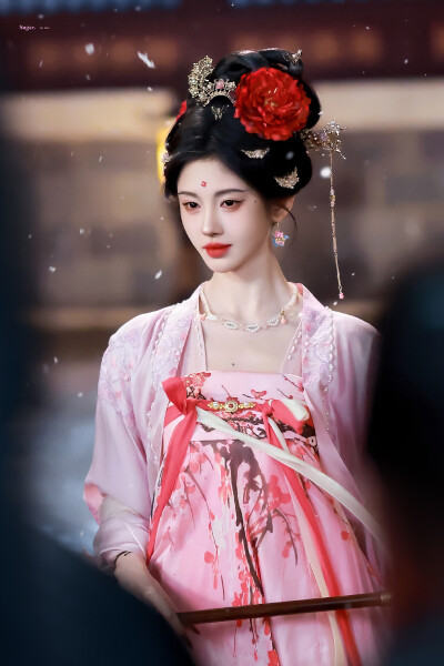 云想衣裳花想容，唯有牡丹真国色