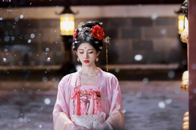 云想衣裳花想容，唯有牡丹真国色