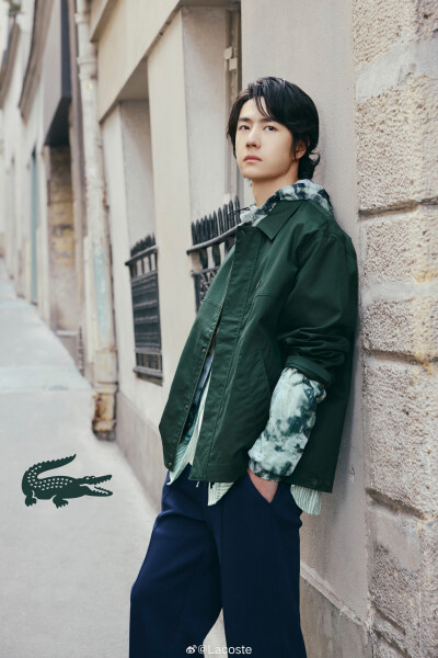 Lacoste：
#鳄鱼戏法#
人在巴黎的松弛感☁
同色系穿搭巧思捕捉镜头焦点，印花元素放大造型细节。@UNIQ-王一博 演绎LACOSTE 2025春夏系列，解锁不一般的法式松弛感。
#Lacoste# #CROCFIT# #LACOSTE2025春夏系列# #LAC…