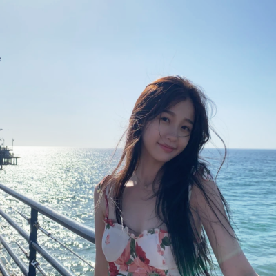 ⁰¹/盛夏 和你 在海边
한여름에 너와 바닷가에 있다
