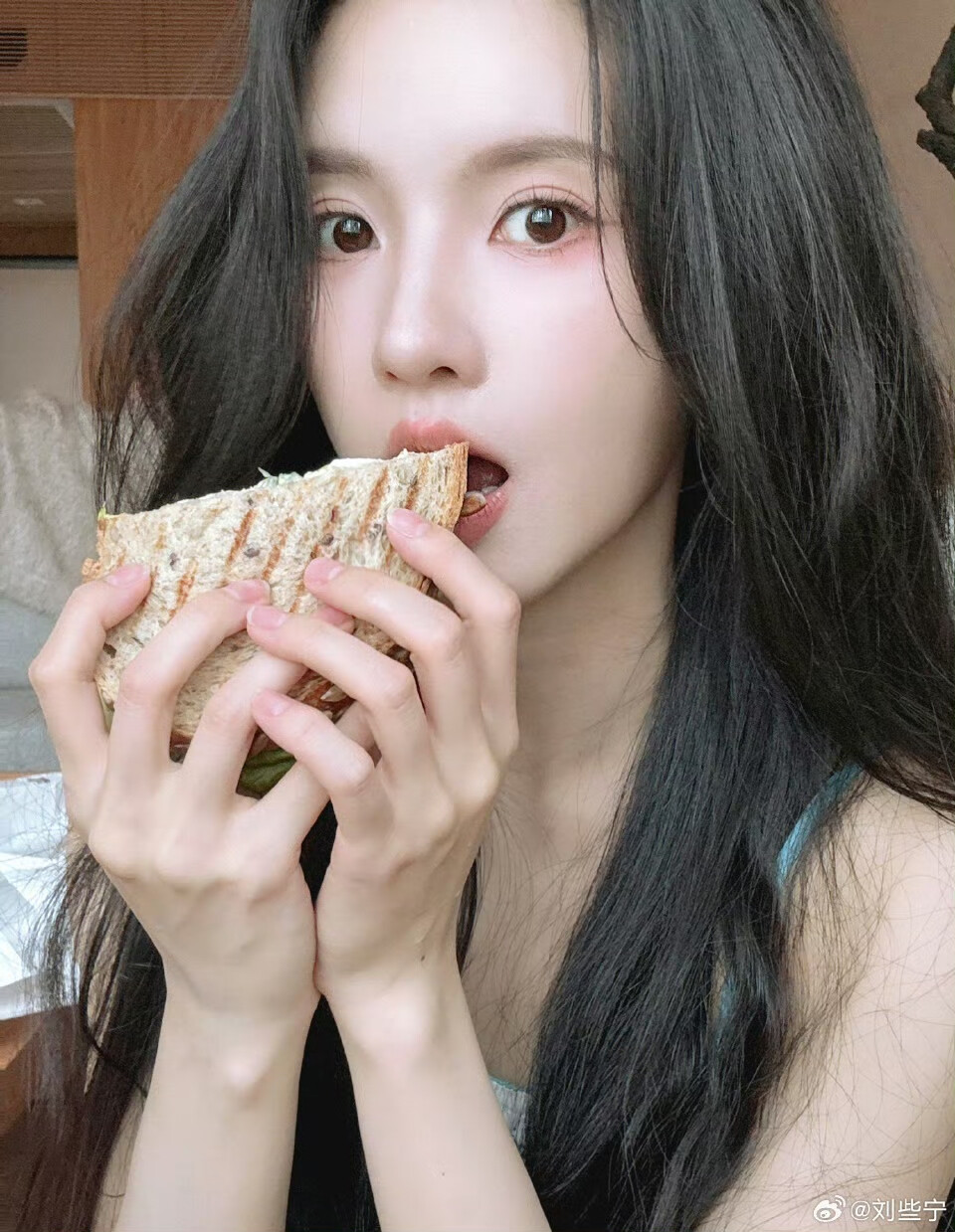 3.26｜刘些宁
礼貌抱图