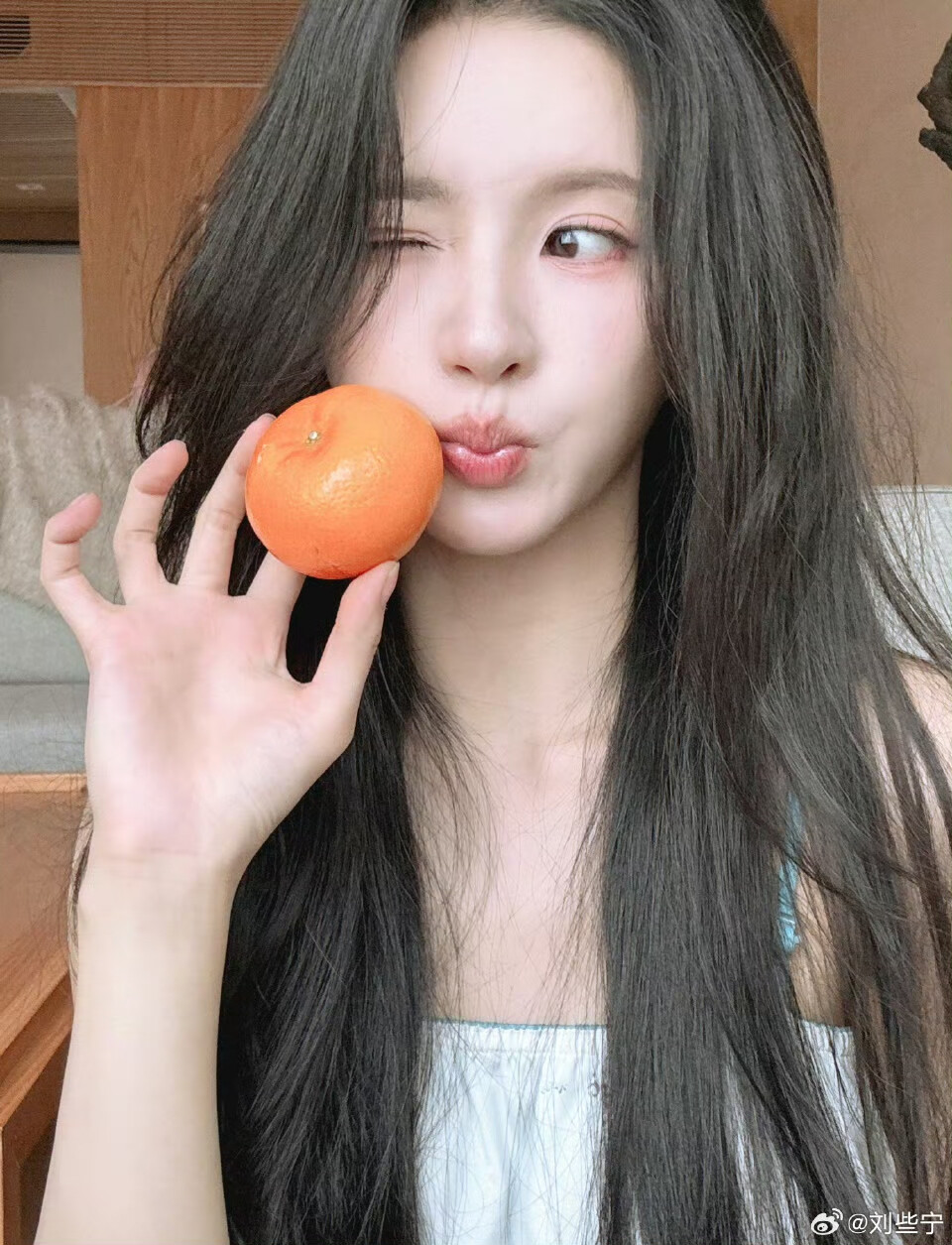 3.26｜刘些宁
礼貌抱图