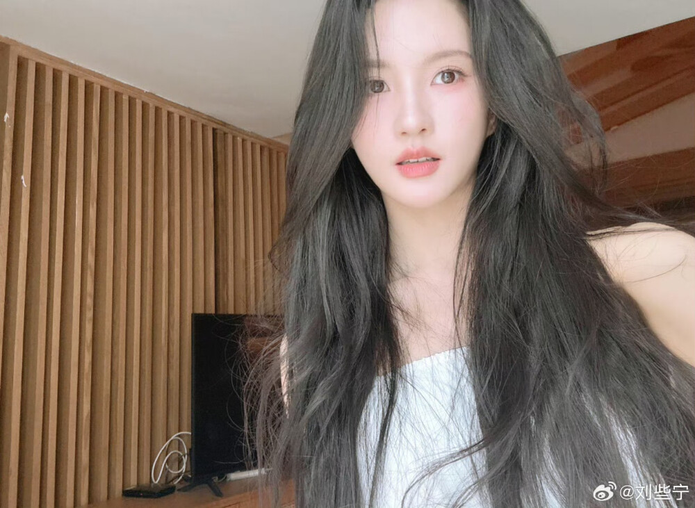 3.26｜刘些宁
礼貌抱图