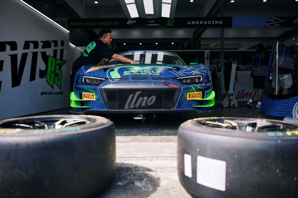 YIBO-OFFICIAL：
#YIBO MOMENT# 
记忆读档中✔
与时间赛跑，继续听，风的呼啸。☁@UNIQ-王一博 ​​​