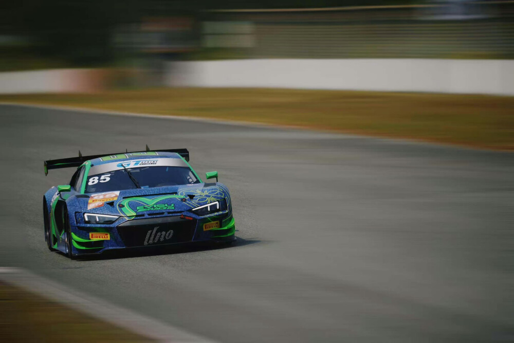 YIBO-OFFICIAL：
#YIBO MOMENT# 
记忆读档中✔
与时间赛跑，继续听，风的呼啸。☁@UNIQ-王一博 ​​​