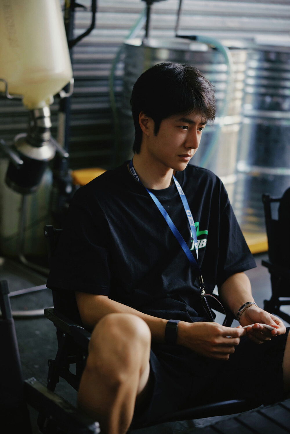 YIBO-OFFICIAL：
#YIBO MOMENT# 
记忆读档中✔
与时间赛跑，继续听，风的呼啸。☁@UNIQ-王一博 ​​​