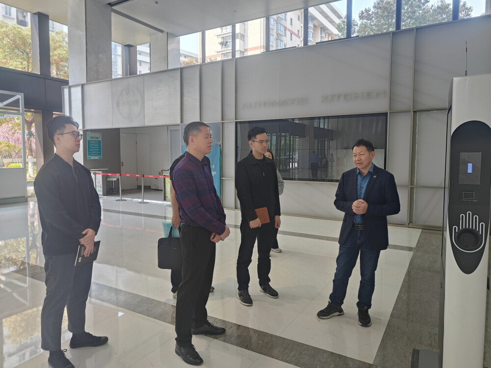 广西(上海)产业合作中心科创合作部副总经理黄东皓一行考察调研深兰科技