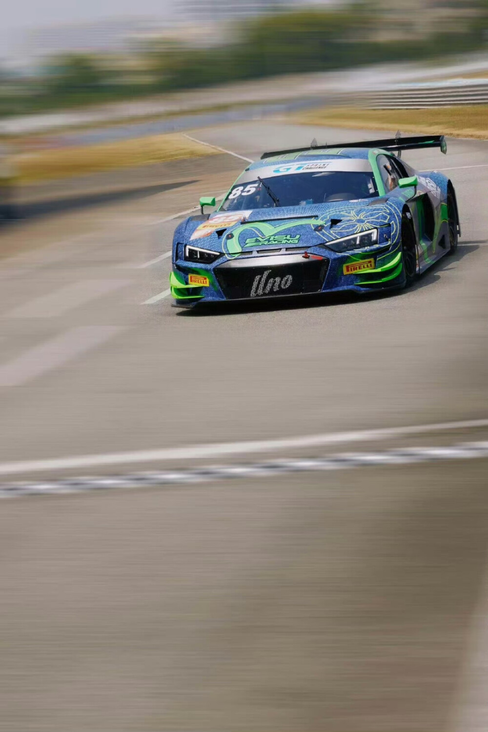 #王一博[超话]# · #YIBO MOMENT#
记忆读档中✅
与时间赛跑，继续听，风的呼啸。@UNIQ-王一博 ​​​