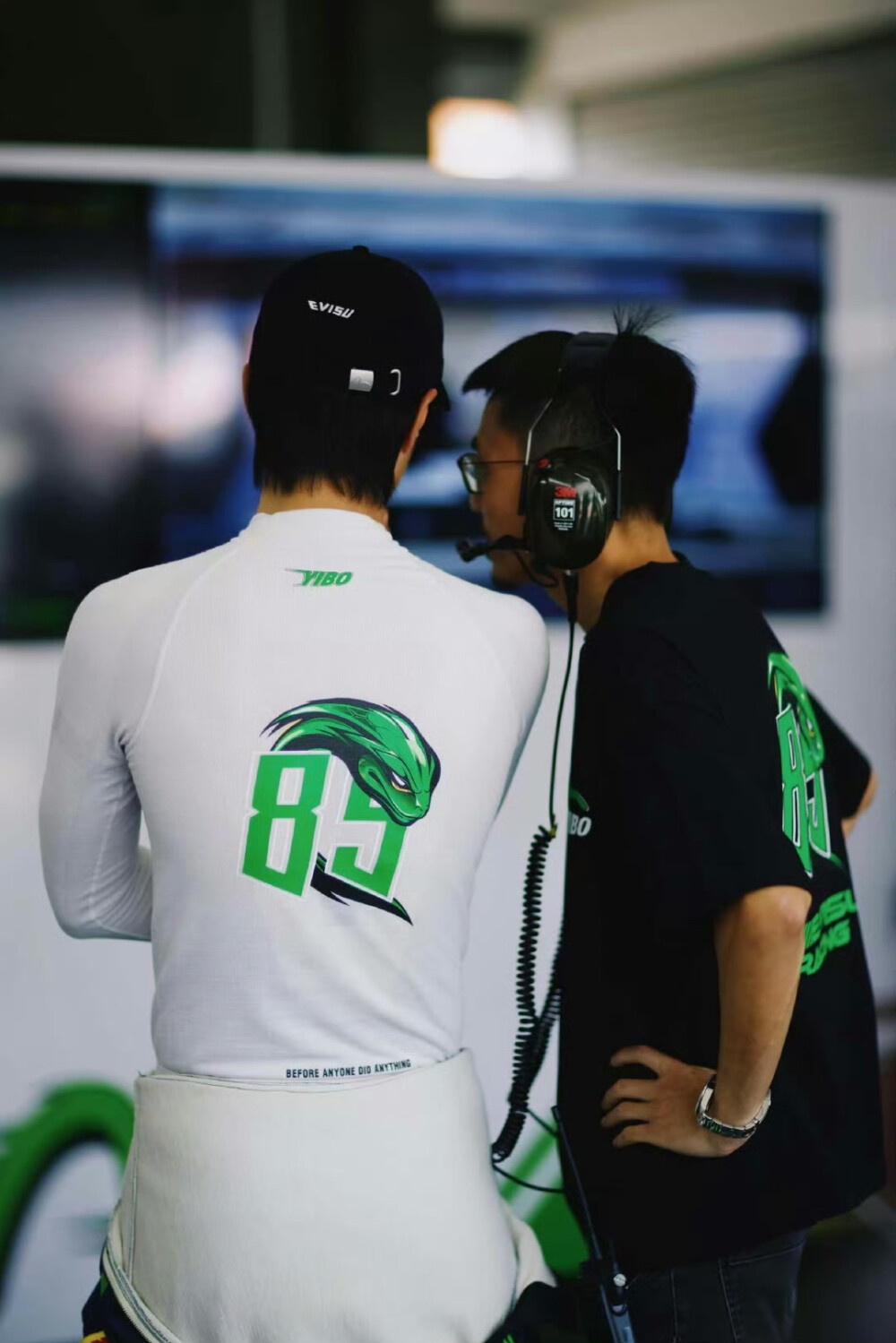 #王一博[超话]# · #YIBO MOMENT#
记忆读档中✅
与时间赛跑，继续听，风的呼啸。@UNIQ-王一博 ​​​