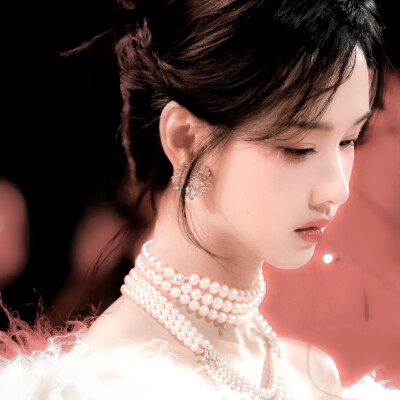 在玫瑰色的风暴中心,她将夜色剪裁成红丝绒的裙摆.