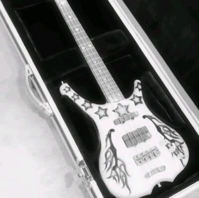 电吉他钢琴贝斯初音未来背景图