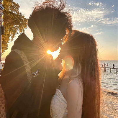 亲爱的 你可以把脆弱的一面展示给我 我不想听你说没事.