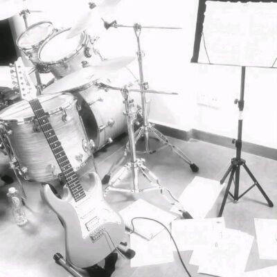 电吉他钢琴贝斯初音未来背景图