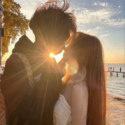 亲爱的 你可以把脆弱的一面展示给我 我不想听你说没事.