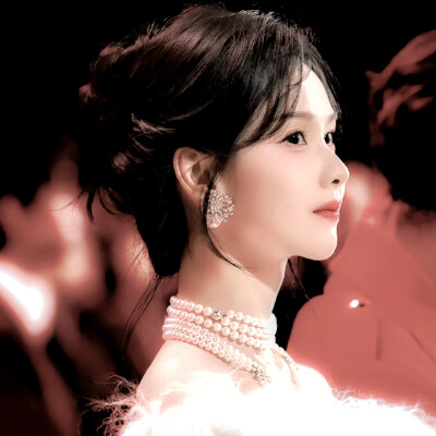 在玫瑰色的风暴中心,她将夜色剪裁成红丝绒的裙摆.