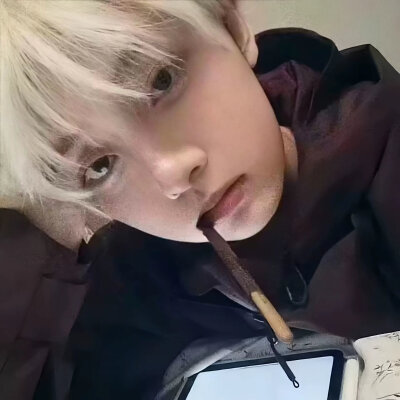 亲爱的 你可以把脆弱的一面展示给我 我不想听你说没事.