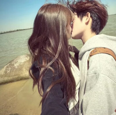 亲爱的 你可以把脆弱的一面展示给我 我不想听你说没事.