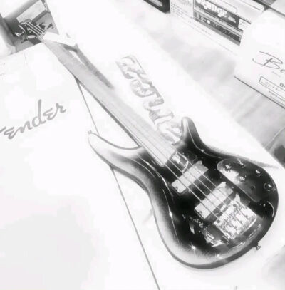 电吉他钢琴贝斯初音未来背景图