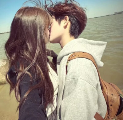 亲爱的 你可以把脆弱的一面展示给我 我不想听你说没事.