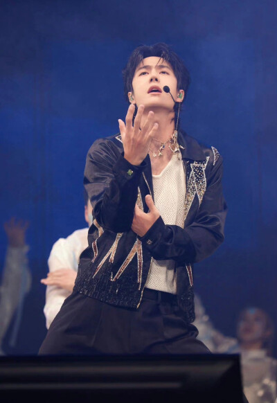 2024.8.24王一博Somebody Else's Arms【他人之怀】新歌首秀
王一博‖乐华家族十五周年演唱会