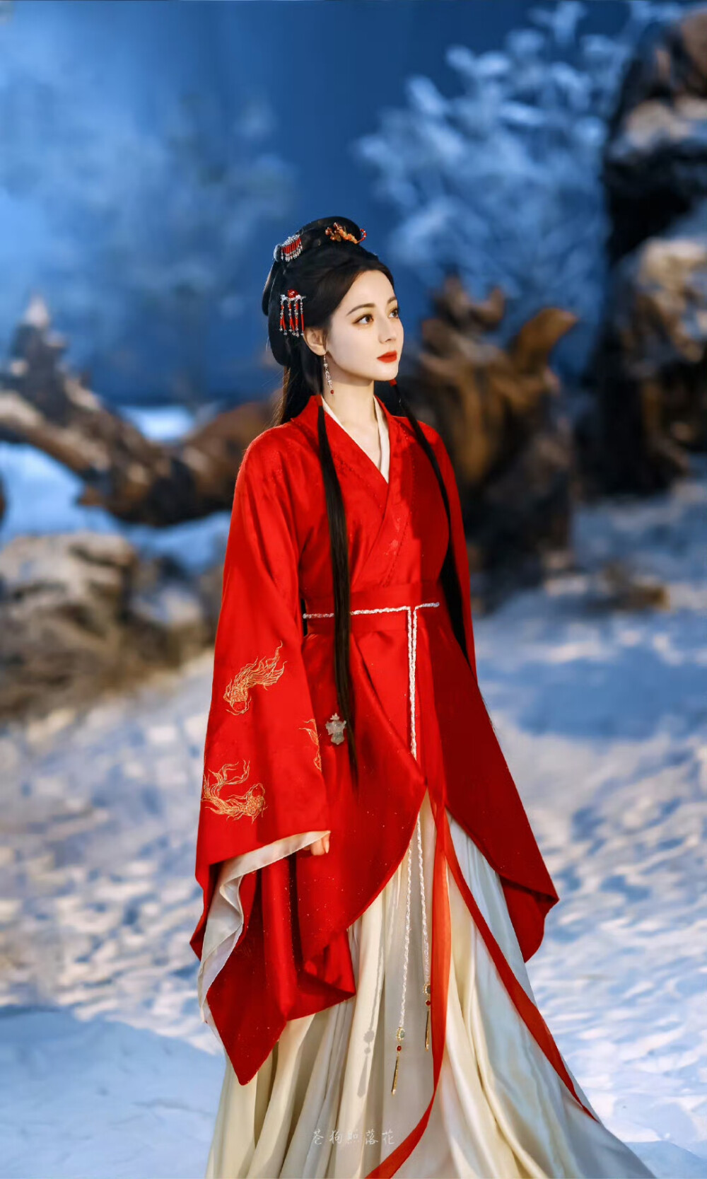 慕胥辞｜贺思慕
cr：苍狗照落花