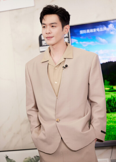 张若昀