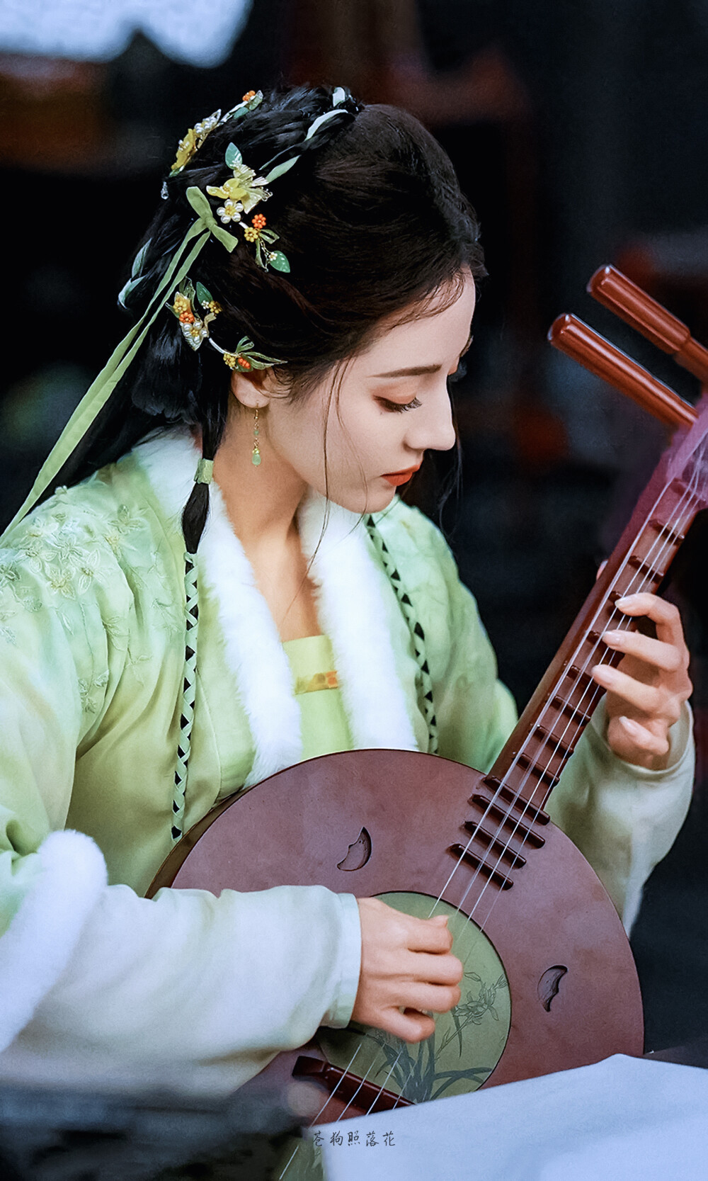 慕胥辞｜贺思慕
cr：苍狗照落花