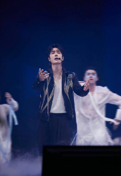 2024.8.24王一博Somebody Else's Arms【他人之怀】新歌首秀
王一博‖乐华家族十五周年演唱会