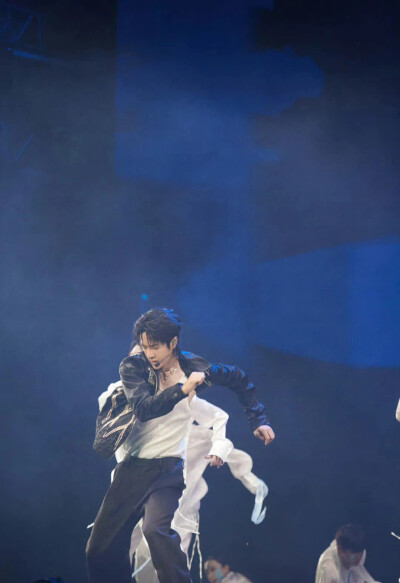 2024.8.24王一博Somebody Else's Arms【他人之怀】新歌首秀
王一博‖乐华家族十五周年演唱会