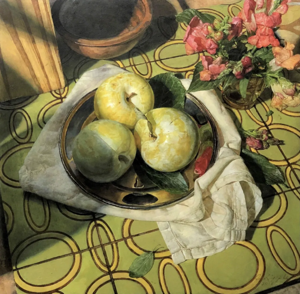 杰弗里·里普尔是一位美国艺术家，主要以静物画闻名。他的作品以细腻的笔触和对光影的独特处理而著称，常表现出强烈的视觉冲击力和和谐的美感。里普尔的绘画风格粗犷中透着细腻，作品中蕴含着一种不可言说的美感。