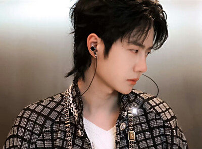 2024.8.24王一博Somebody Else's Arms【他人之怀】新歌首秀
王一博‖乐华家族十五周年演唱会