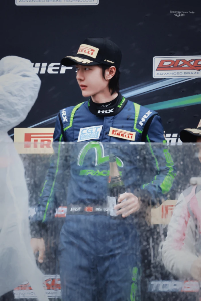 王一博～～～侧颜