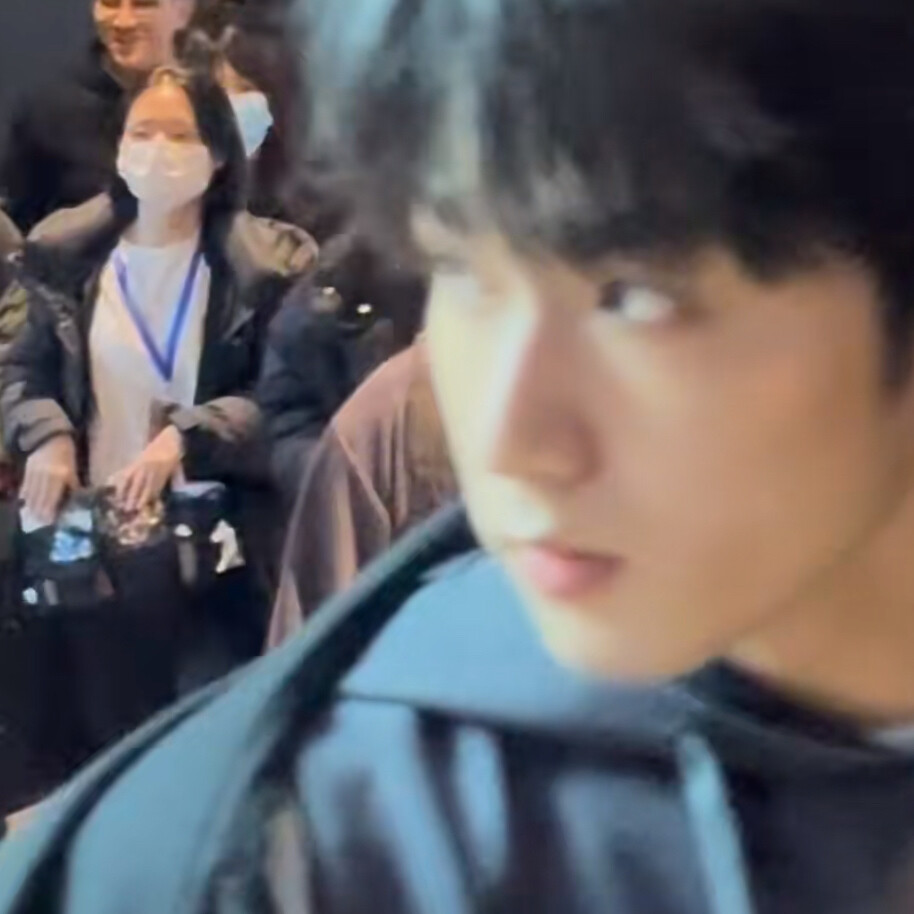 她的衬衫有淡淡的茉莉蜜香。