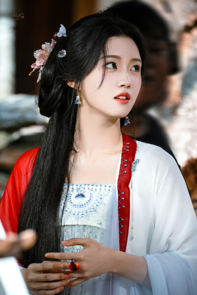 入青云｜明意
cr：无人及你丨卢昱晓