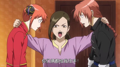 兔妈一手一只小兔