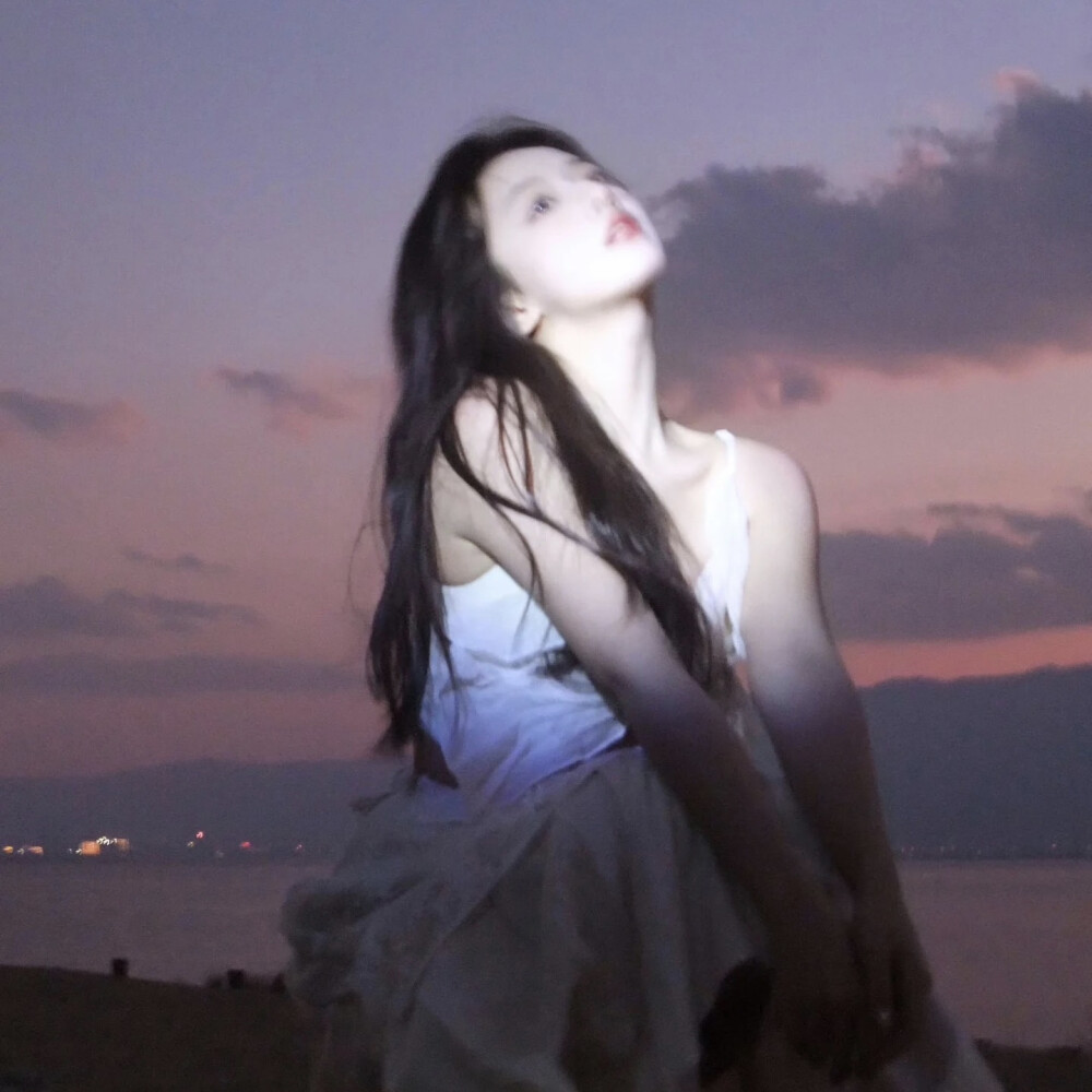 凌晨的海 难言的爱.
侵权删