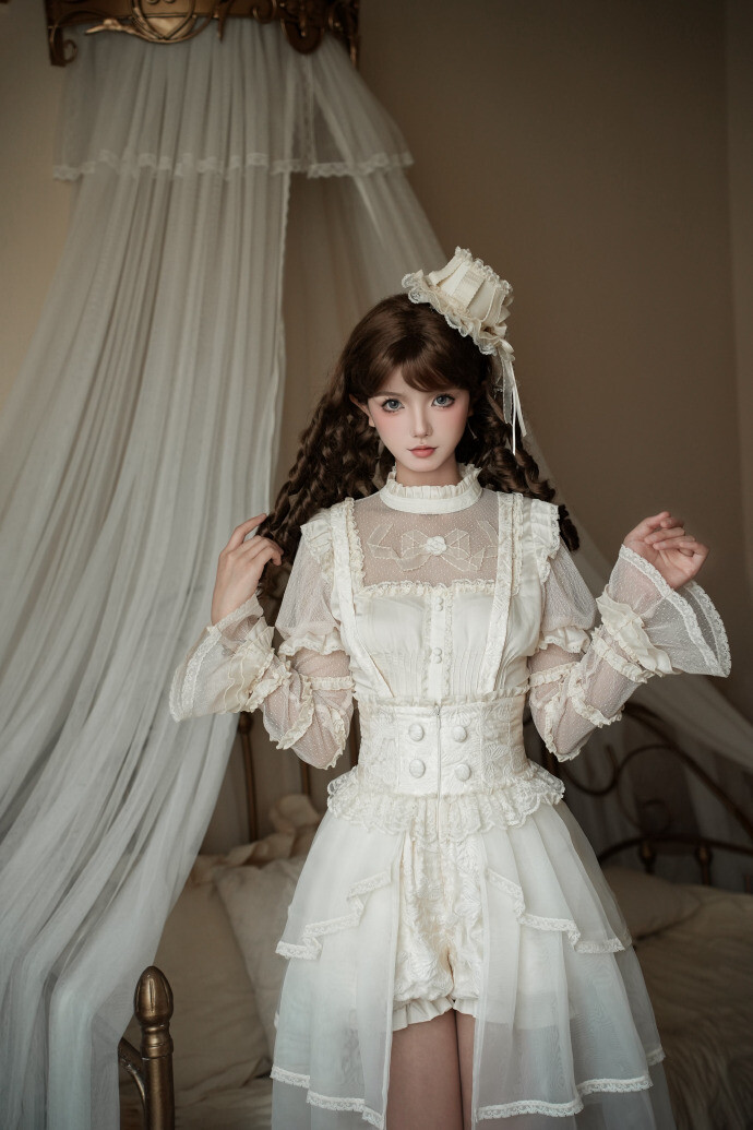 集美们觉得山茶之梦搭配什么鞋子啊？高跟鞋还是玛丽珍小皮鞋呀？