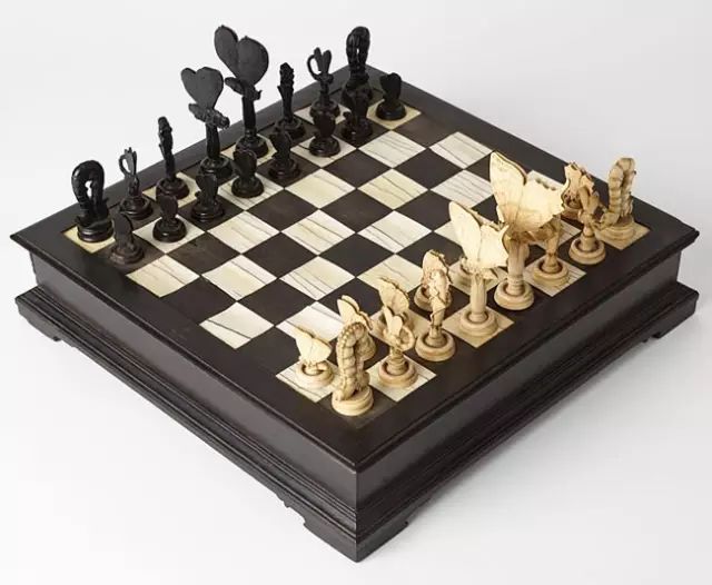 这是源自18世纪后期的意大利国际象棋，日间的蝴蝶由象牙制成，而夜间的飞蛾则由乌木制成。