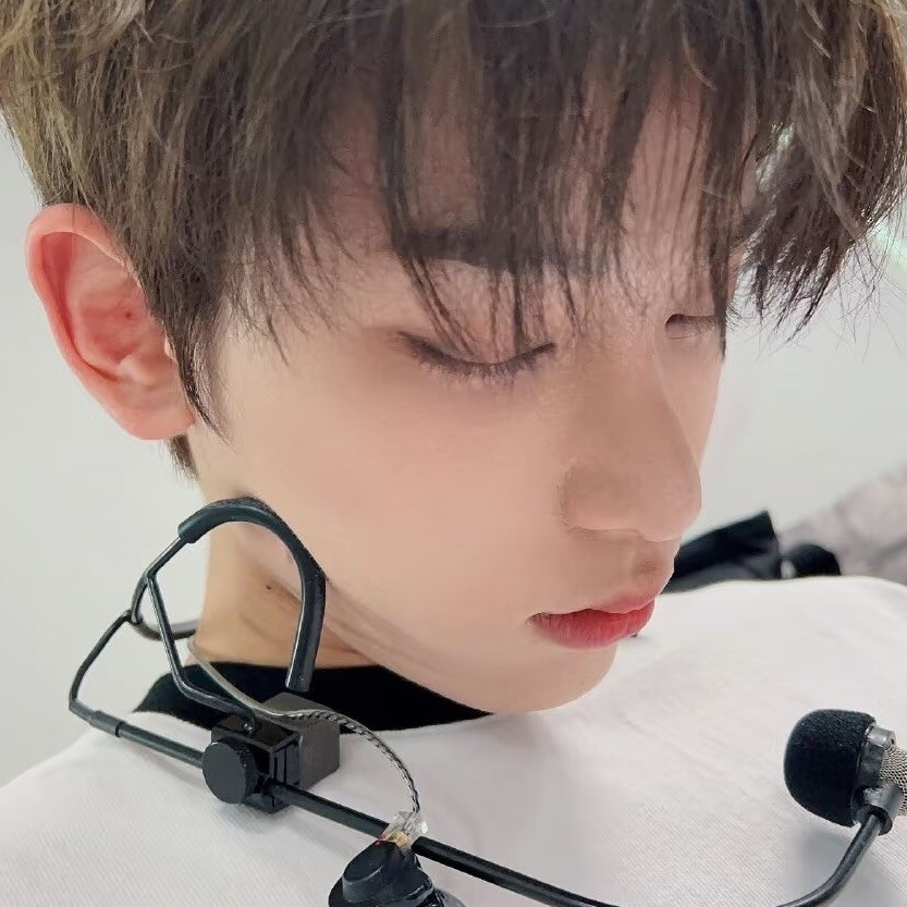 卡在洗衣机里的韩国男孩