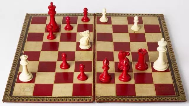 19世纪后期的斯汤顿红白象棋，由伦敦杰奎斯