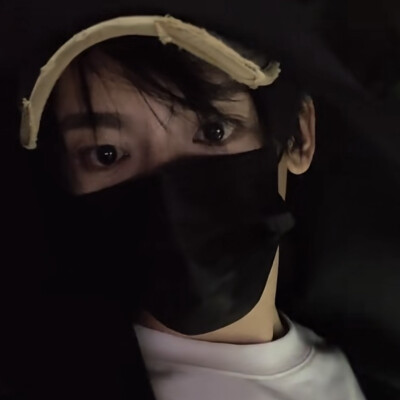 小猫眼睛亮亮的