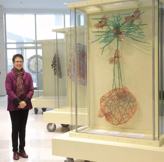 雕塑家瑞贝卡·卡门（Rebecca Kamen）依据卡哈尔的作品灵感而制成的“灵魂的蝴蝶”